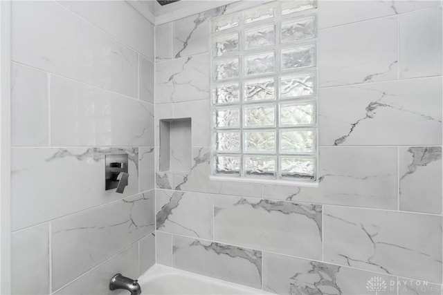 bathroom with tiled shower / bath