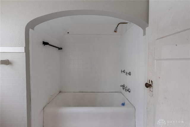 bathroom featuring tiled shower / bath