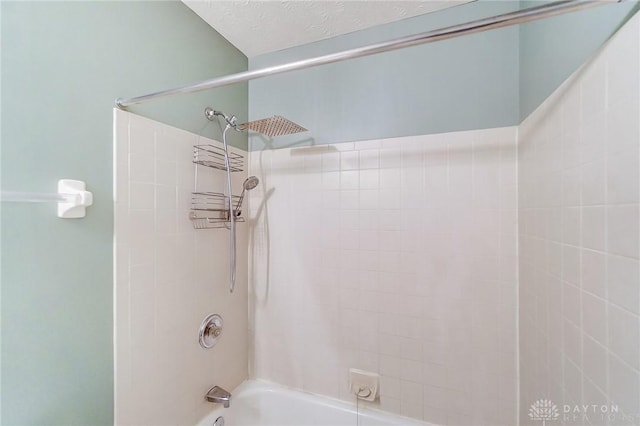 bathroom with tiled shower / bath combo