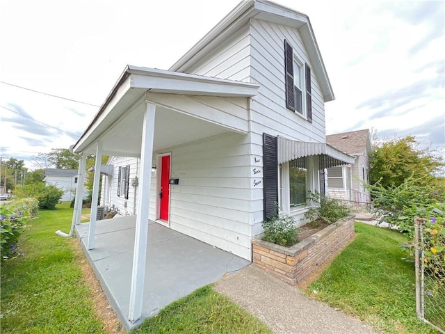 view of front of house featuring a front lawn