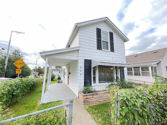 view of front of home featuring a front yard