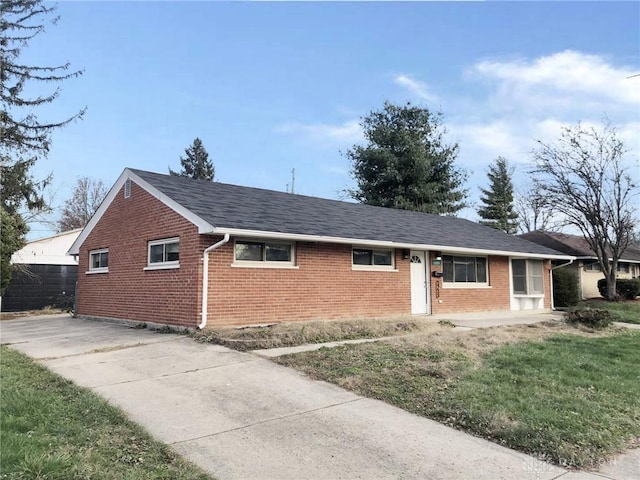 single story home with a front lawn