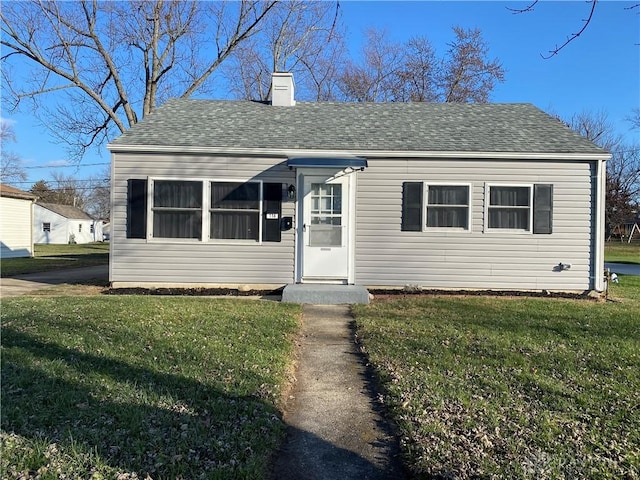 view of front of home featuring a front lawn