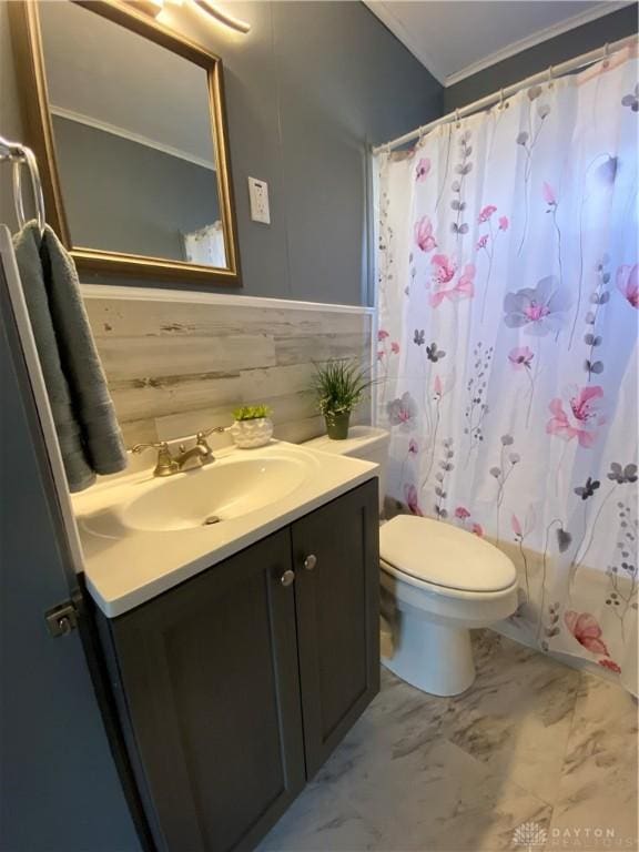 bathroom with a shower with curtain, vanity, and toilet