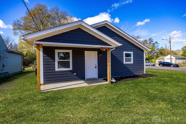 view of front of home featuring a front lawn