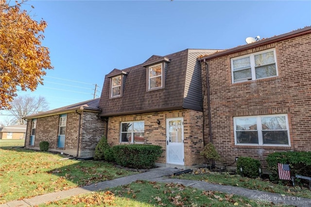 view of front of home with a front lawn