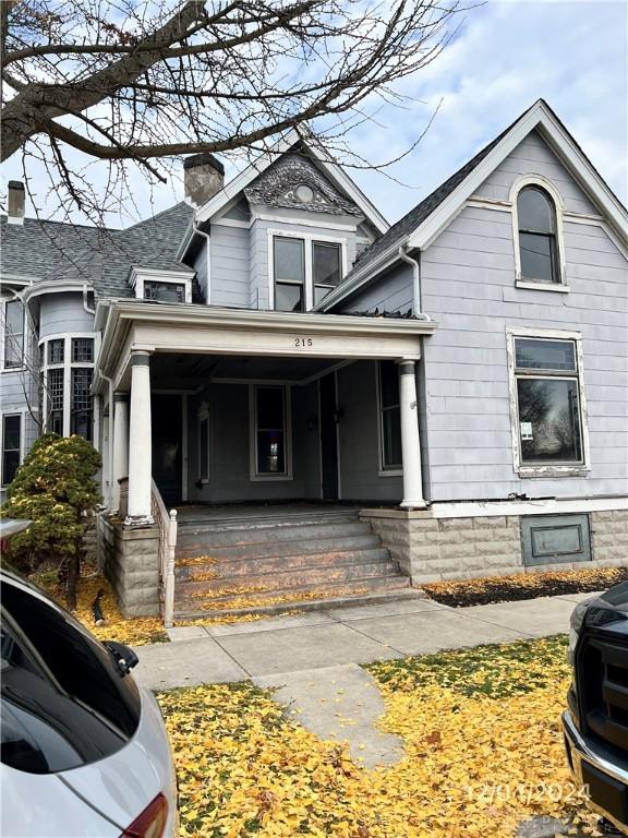 view of front of property featuring covered porch