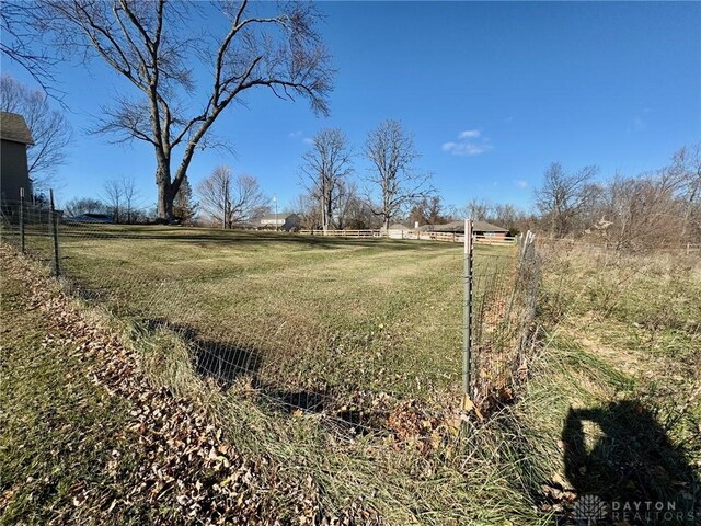 view of yard with a rural view