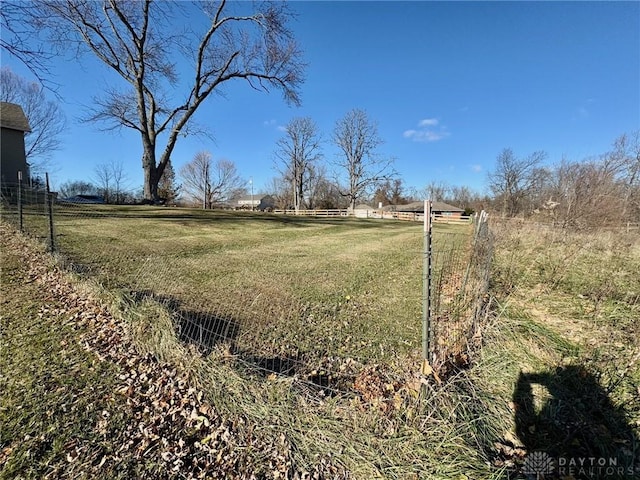 view of yard featuring a rural view