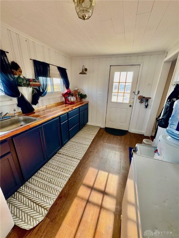 laundry area with sink and light hardwood / wood-style flooring