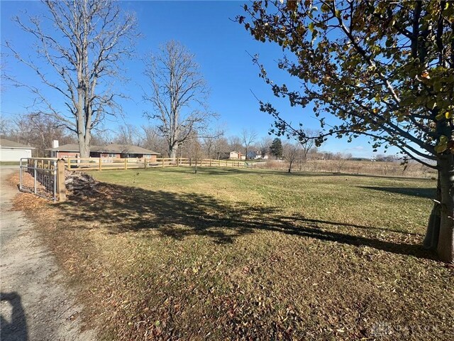 view of yard featuring a rural view