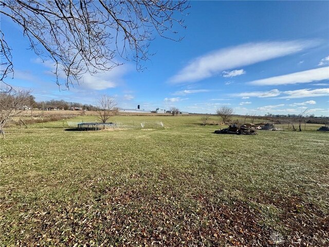 view of yard featuring a rural view