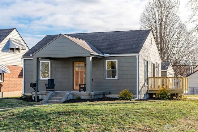 view of front facade featuring a wooden deck and a front lawn