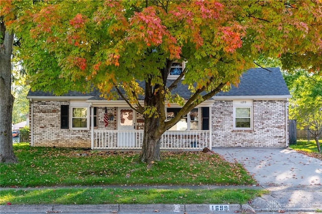 view of front of property featuring a porch and a front lawn