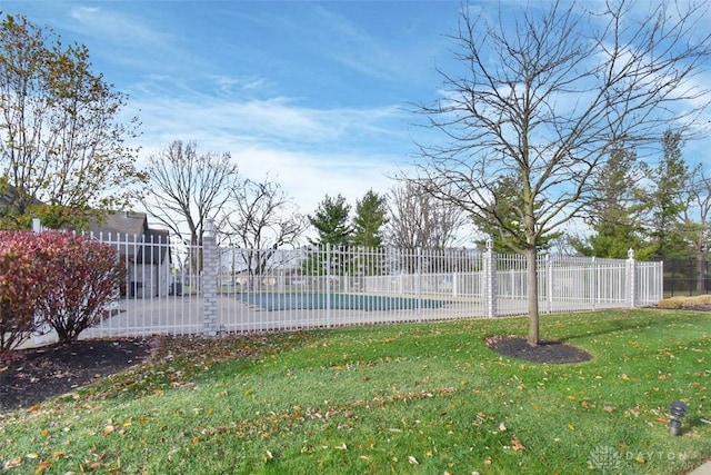 view of yard featuring a fenced in pool