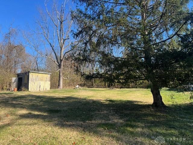 view of yard featuring an outbuilding