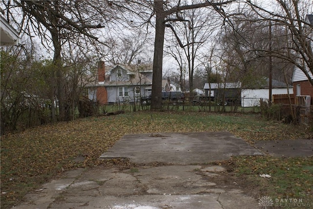 view of yard featuring a patio