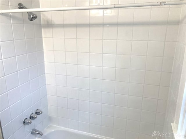 bathroom featuring tiled shower / bath