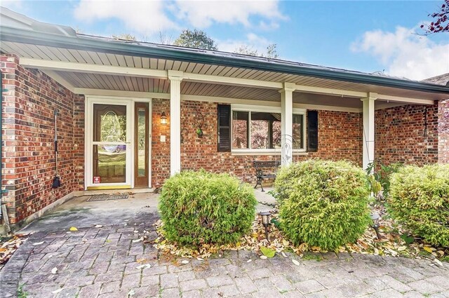 property entrance with covered porch