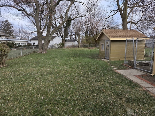 view of yard featuring an outbuilding