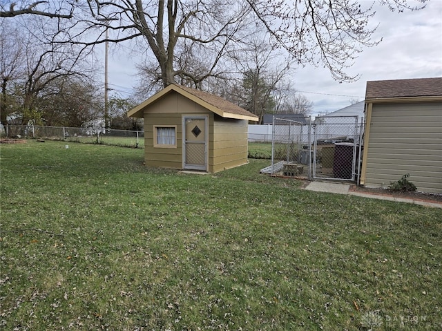 view of yard featuring a shed