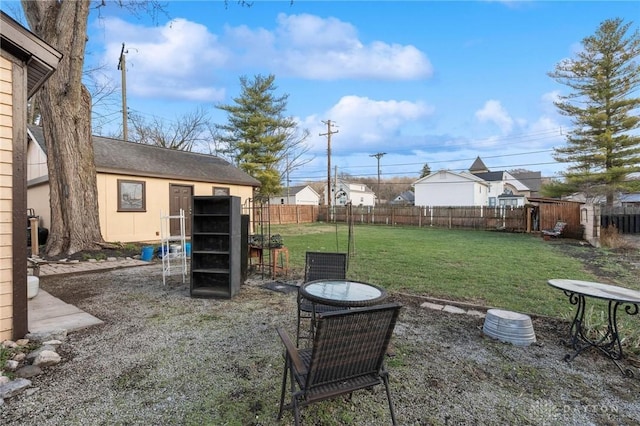 view of yard featuring an outbuilding