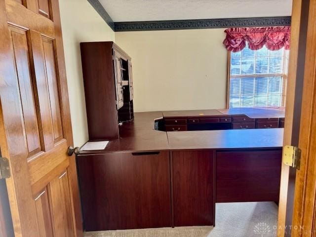 kitchen featuring ornamental molding