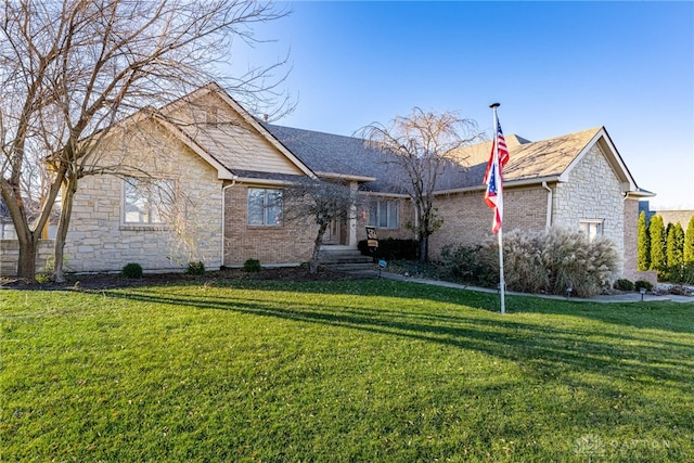 view of front facade with a front lawn