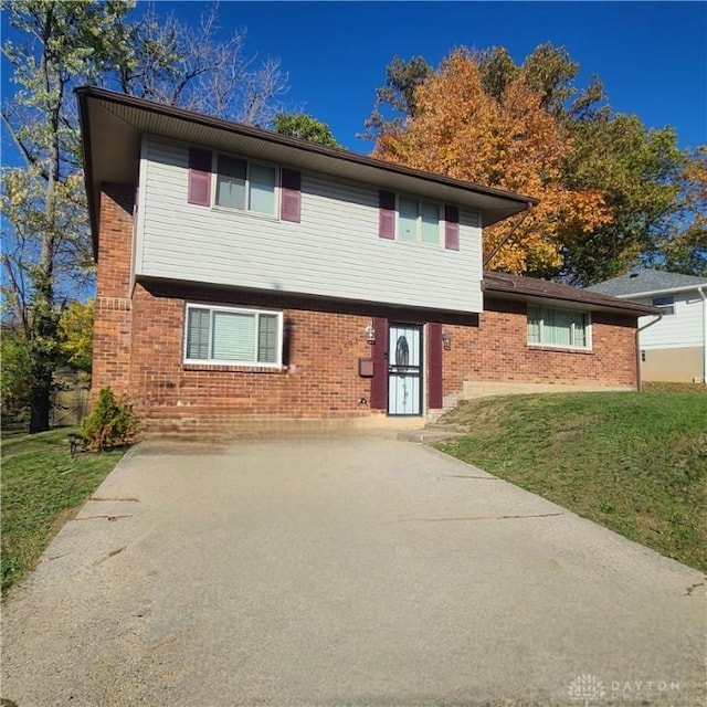 view of front of property with a front yard