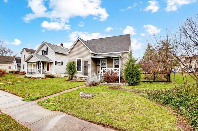 view of front of property featuring a front lawn and covered porch