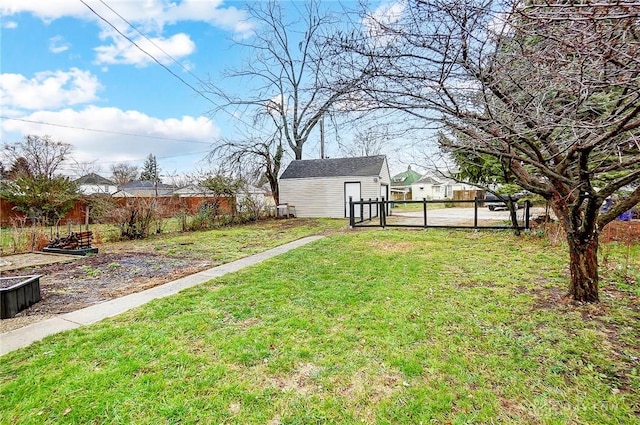 view of yard featuring an outdoor structure