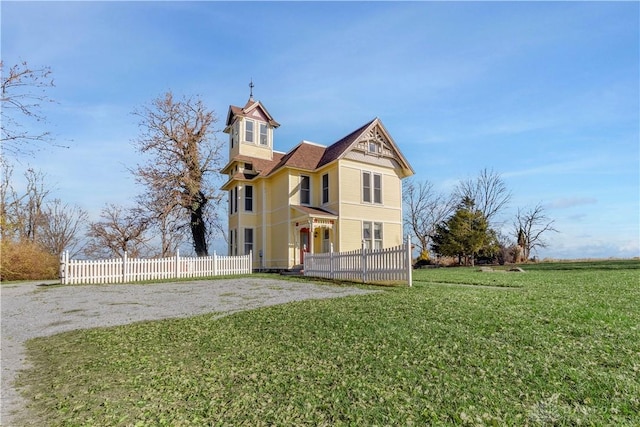 view of front facade featuring a front lawn