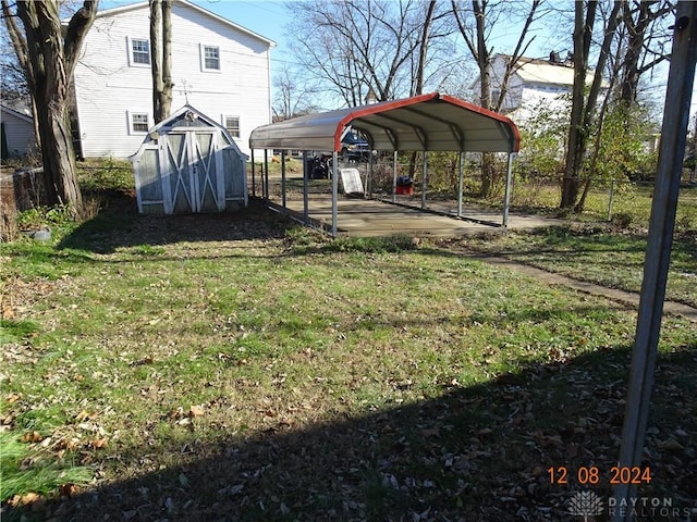 view of yard featuring a carport