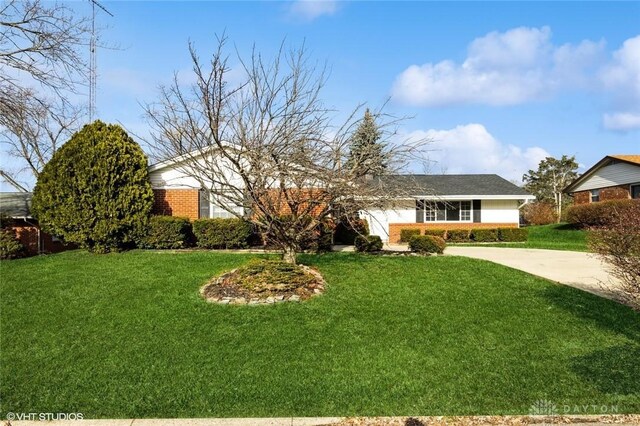 view of front of house with a front lawn