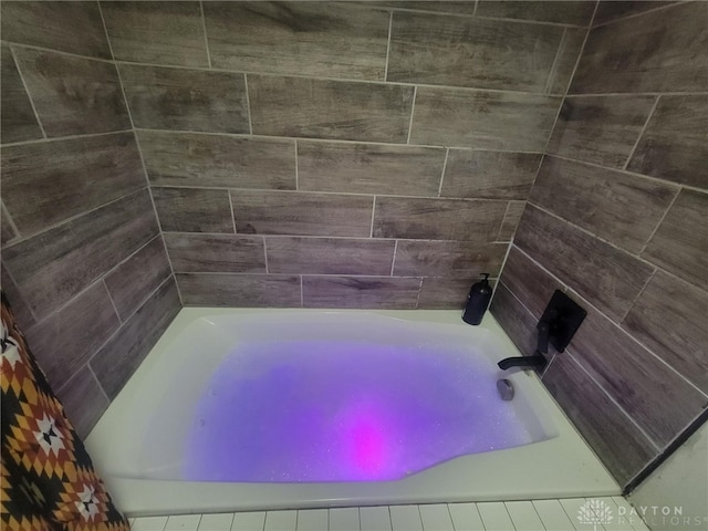 bathroom with tiled shower / bath combo