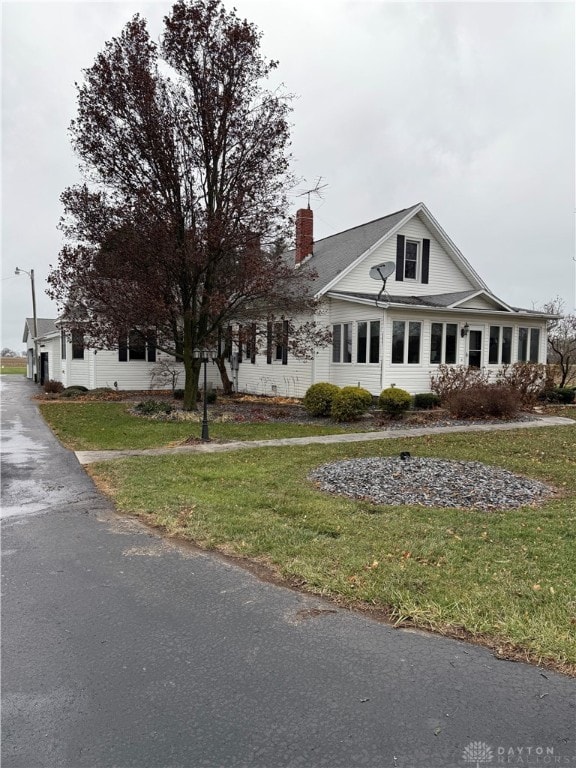 view of front of home with a front lawn