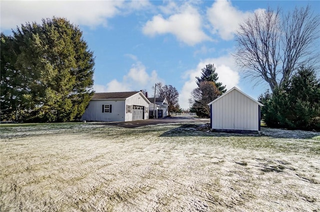 view of yard with an outbuilding and a garage