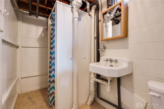 bathroom featuring toilet and sink