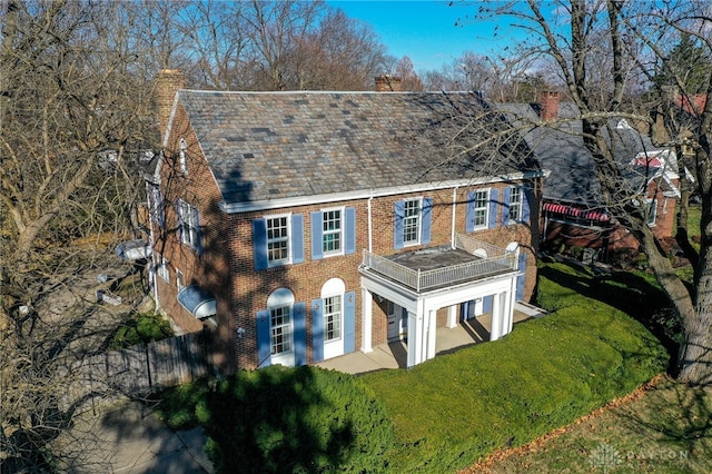 view of front of home featuring a front yard