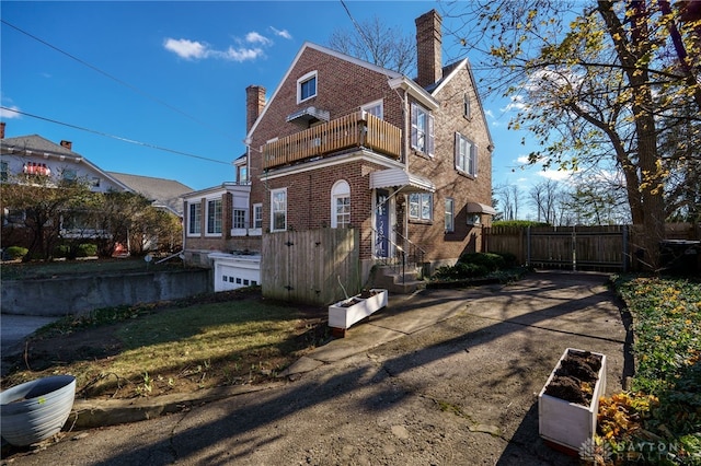 view of front of property featuring a balcony