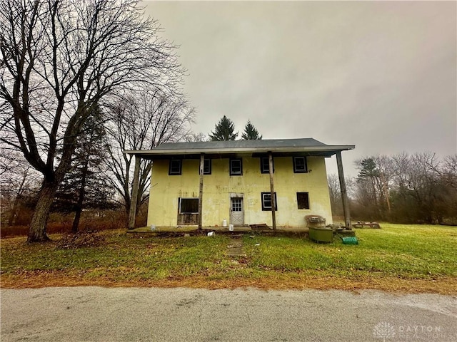 view of front of home with a front lawn