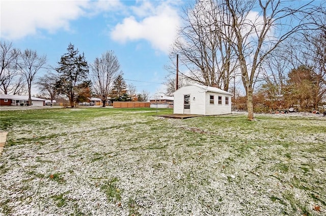 view of yard with an outbuilding