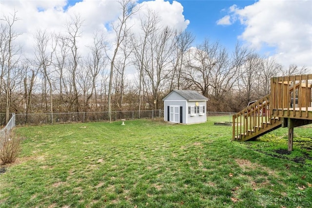 view of yard with an outbuilding