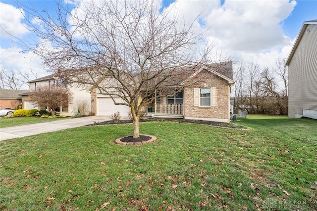 view of front of property featuring a front yard