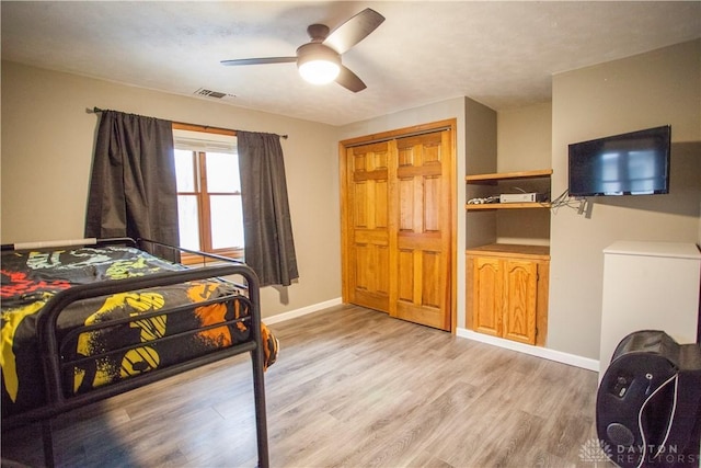 bedroom featuring light wood-type flooring, a closet, and ceiling fan