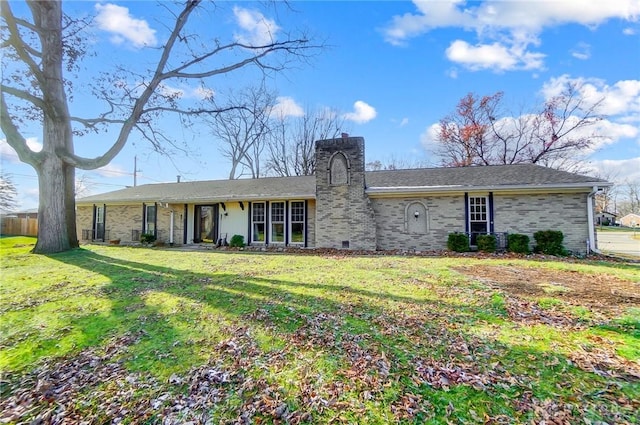 single story home featuring a front lawn