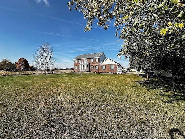 view of front of home featuring a front lawn