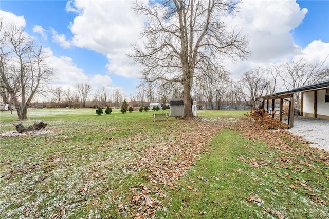 view of yard featuring an outdoor structure