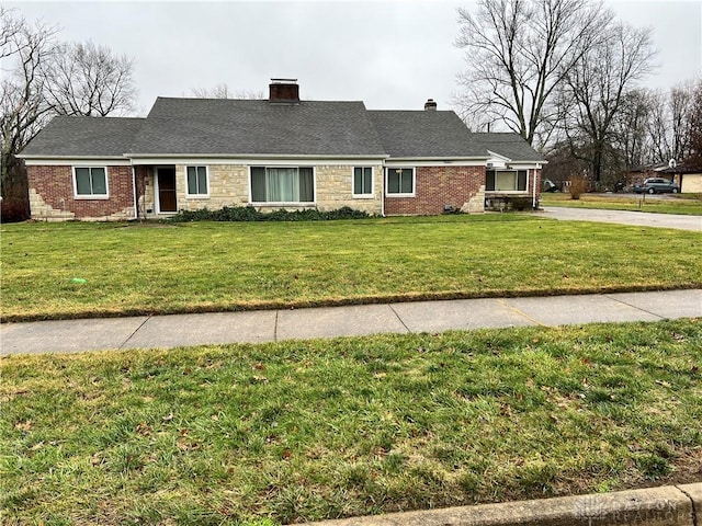 single story home featuring a front lawn