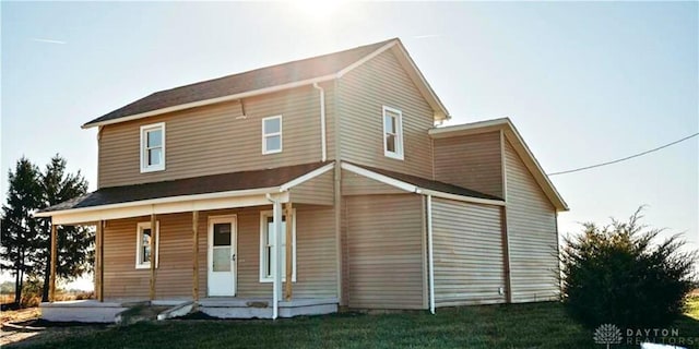 view of front facade with a front lawn and covered porch